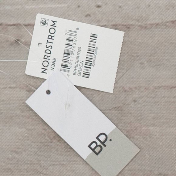 NWT Nordstrom Heart Shaped Pouch in Green - Picture 3 of 6